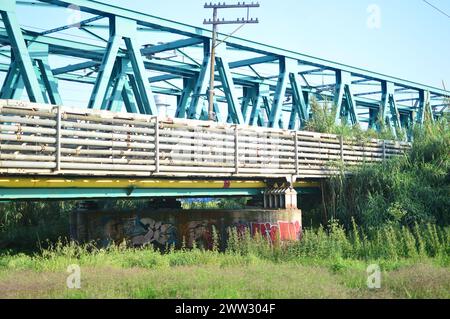 Fotografía de un paisaje ferrovial donde la Vía del tren pasa sobre el puente de ácero. Stockfoto