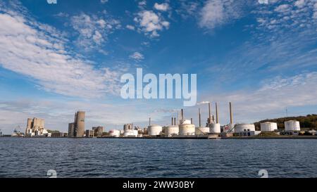 Circle K Fuel Terminal und Portland Zementfabrik entlang Limfjord in Aalborg, Nordjylland, Dänemark Stockfoto