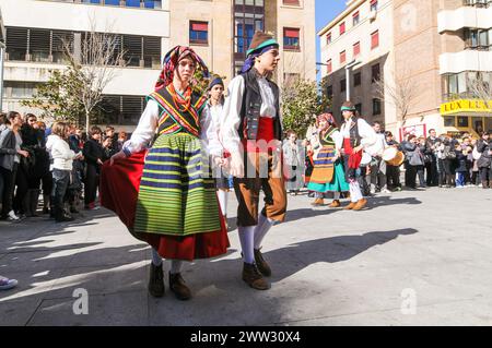 Menschen in traditioneller Kleidung treten während einer Feier in den Straßen von Zamora, Spanien, auf. Stockfoto