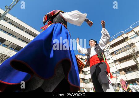 Volkstanz eines Jungen und Mädchens in traditionellen Kostümen auf der Straße von Zamora, Spanien. Stockfoto