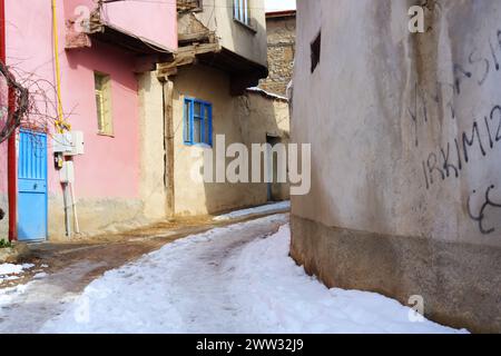 Schnee in engen Gassen zwischen den lehmwänden der osmanischen Häuser im Winter Stockfoto