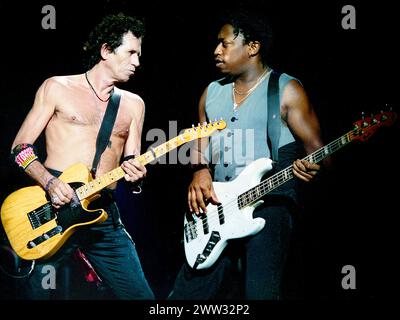 Keith Richards von den Rolling Stones mit Darryl Jones an der Brixton Academy, London, UK Juli 1995 Stockfoto