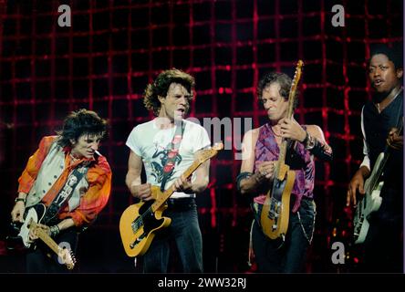 The Rolling Stones at the Brixton Academy, London, UK Juli 1995 mit Bassist Darryl Jones auf der linken Seite Stockfoto