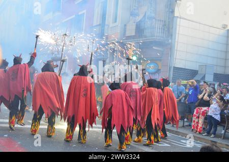 EN la fotografía se puede ver la celebración de un Correfocs en el barrio de Grácia. Personas disfrazadas de demonios disparando fuegos artificiales. Stockfoto