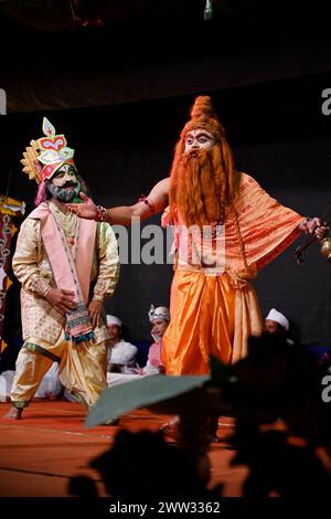 Die talentierten Schauspieler von Abinaswar Gosthi, Nagaon, hauchen Srimanta Sarkardevs zeitloser Ankiya Bhaona „RAM Bijoy“ mit ihrer fesselnden Performance unter der Leitung von Dipok Borah in Puranigam, Nagaon, Assam Leben ein. Stockfoto