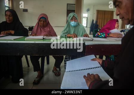 Indonesien. März 2024. Mehrere sehbehinderte Personen rezitieren den Koran in brailleschrift während des Ramadan 1445 Hijri im Sekretariat der Indonesischen Blindenvereinigung (Pertuni) in Medan City, Nord-Sumatra, Indonesien am 21. März 2024. Foto: Sutanta Aditya/ABACAPRESS.COM Credit: Abaca Press/Alamy Live News Stockfoto