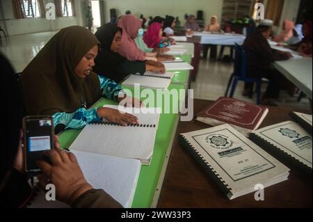 Indonesien. März 2024. Die sehbehinderten Personen werden während des Ramadan 1445 Hijri im Sekretariat der indonesischen blindenvereinigung in Medan City, Nord-Sumatra, am 21. März 2024 mit dem Smartphone gesehen. Foto: Sutanta Aditya/ABACAPRESS.COM Credit: Abaca Press/Alamy Live News Stockfoto