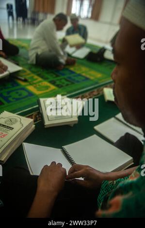 Indonesien. März 2024. Mehrere sehbehinderte Personen rezitieren den Koran in brailleschrift während des Ramadan 1445 Hijri im Sekretariat der Indonesischen Blindenvereinigung (Pertuni) in Medan City, Nord-Sumatra, Indonesien am 21. März 2024. Foto: Sutanta Aditya/ABACAPRESS.COM Credit: Abaca Press/Alamy Live News Stockfoto