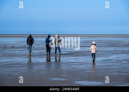 DNK, Wetterfeature Romo - Lakolk Strand / 21.03.2024, Lakolk Strand, Romo, DNK, Wetterfeature Romo - Lakolk Strand, im Bild Familie geht am Strand spazieren *** DNK, Wetterfeature Romo Lakolk Beach 21 03 2024, Lakolk Beach, Romo, DNK, Wetterfeature Romo Lakolk Beach, auf dem Bild Familie spazieren am Strand Nordfoto GmbHxKokenge nph00001 Stockfoto