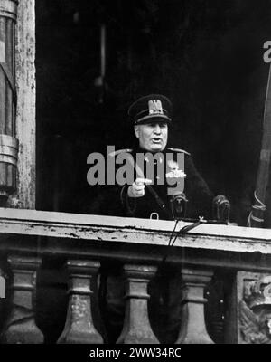 Der italienische Führer Benito Mussolini übergab seine Kriegserklärung vom Balkon des Palazzo Venezia in Rom, Italien, am 10. Juni 1940 Stockfoto