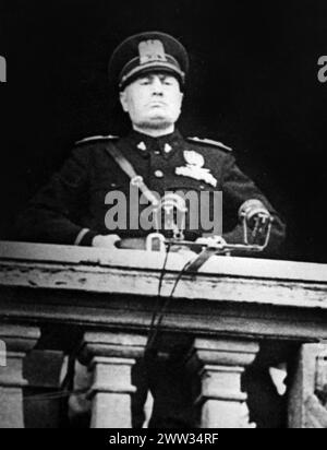 Italien erklärt Frankreich und Großbritannien den Krieg. Benito Mussolini spricht vom Balkon des venezianischen Palastes in Rom. 10. Juni 1940 Stockfoto