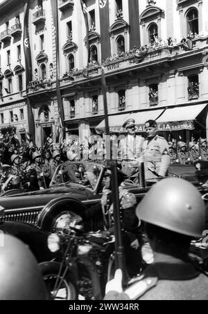 Der Führer des Dritten Reiches, Adolf Hitler (links) und der Führer des italienischen Staates, Benito Mussolini, in einem Auto. Das Volk von Florenz empfängt seine Führer, 1940 Stockfoto