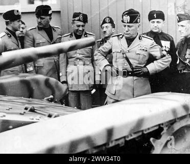 Benito Mussolini inspiziert einen Panzer - um 1940, 2. Weltkrieg Stockfoto