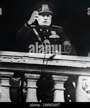 Italien erklärt Frankreich und Großbritannien den Krieg. Benito Mussolini spricht vom Balkon des venezianischen Palastes in Rom - 10. Juni 1940 Stockfoto