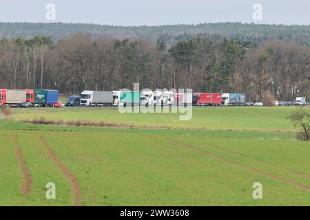 21. März 2024, Bayern, Höchstadt a.d.Aisch: Der Verkehr wird auf einer Landstraße vor Höchstadt aufgrund der vollständigen Sperrung der A3 aufgestockt, da eine A3 eine Stromleitung über die Autobahn beschädigte. Foto: Daniel Löb/dpa Stockfoto