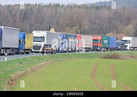 21. März 2024, Bayern, Höchstadt a.d.Aisch: Der Verkehr wird auf einer Landstraße vor Höchstadt aufgrund der vollständigen Sperrung der A3 aufgestockt, da eine A3 eine Stromleitung über die Autobahn beschädigte. Foto: Daniel Löb/dpa Stockfoto