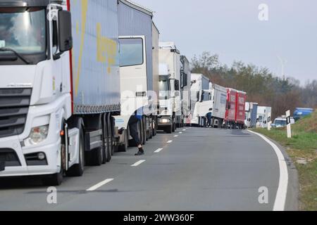 21. März 2024, Bayern, Höchstadt a.d.Aisch: Der Verkehr wird auf einer Landstraße vor Höchstadt aufgrund der vollständigen Sperrung der A3 aufgestockt, da eine A3 eine Stromleitung über die Autobahn beschädigte. Foto: Daniel Löb/dpa Stockfoto