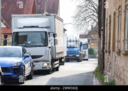 21. März 2024, Bayern, Höchstadt a.d.Aisch: In Etzelskirchen wird der Verkehr auf allen Umgehungswegen der vollständigen Sperrung der A3 bei Höchstadt aufgestockt, da eine A3 eine Stromleitung über die Autobahn beschädigte. Foto: Daniel Löb/dpa Stockfoto