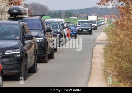 21. März 2024, Bayern, Höchstadt a.d.Aisch: In Etzelskirchen wird der Verkehr auf allen Umgehungswegen der vollständigen Sperrung der A3 bei Höchstadt aufgestockt, da eine A3 eine Stromleitung über die Autobahn beschädigte. Foto: Daniel Löb/dpa Stockfoto