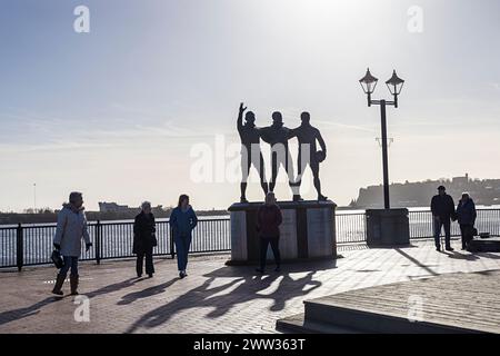 Cardiff Bay Rugby Codebreakers Statue, Cardiff Bay, Wales, Großbritannien Stockfoto