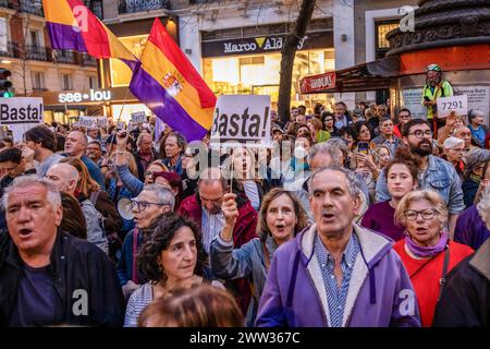 Madrid, Spanien. März 2024. Eine Gruppe von Menschen, die sich während einer Demonstration gegen den Präsidenten der Gemeinde Madrid versammelten. Hunderte von Demonstranten blockierten die Génova-Straße vor dem nationalen Hauptquartier der Volkspartei (PP), um den Rücktritt der Präsidentin der Gemeinschaft Madrid, Isabel Diaz Ayuso, zu fordern, nachdem sie mehrere Tage in der nationalen Presse erschienen waren. Neuigkeiten, die ihren Freund mit Korruptionsverstößen einbeziehen. Quelle: SOPA Images Limited/Alamy Live News Stockfoto