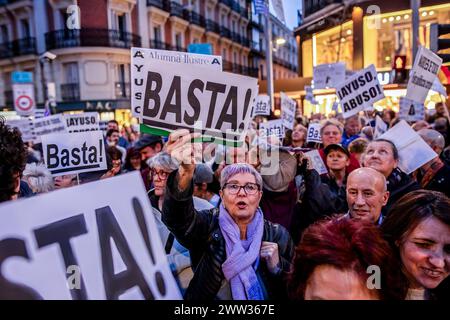 Madrid, Spanien. März 2024. Während einer Demonstration gegen den Präsidenten der Gemeinde Madrid halten die Menschen Schilder. Hunderte von Demonstranten blockierten die Génova-Straße vor dem nationalen Hauptquartier der Volkspartei (PP), um den Rücktritt der Präsidentin der Gemeinschaft Madrid, Isabel Diaz Ayuso, zu fordern, nachdem sie mehrere Tage in der nationalen Presse erschienen waren. Neuigkeiten, die ihren Freund mit Korruptionsverstößen einbeziehen. Quelle: SOPA Images Limited/Alamy Live News Stockfoto