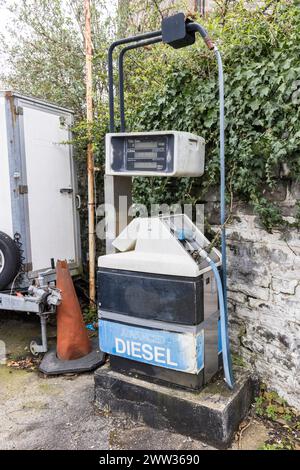 Ungenutzte Kraftstoffpumpe auf dem alten Garagenvorplatz in Crickhowell, Wales, Großbritannien Stockfoto