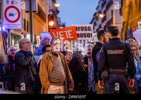 Madrid, Spanien. März 2024. Während einer Demonstration gegen den Präsidenten der Gemeinde Madrid halten die Menschen Schilder. Hunderte von Demonstranten blockierten die Génova-Straße vor dem nationalen Hauptquartier der Volkspartei (PP), um den Rücktritt der Präsidentin der Gemeinschaft Madrid, Isabel Diaz Ayuso, zu fordern, nachdem sie mehrere Tage in der nationalen Presse erschienen waren. Neuigkeiten, die ihren Freund mit Korruptionsverstößen einbeziehen. Quelle: SOPA Images Limited/Alamy Live News Stockfoto