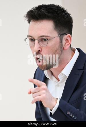 Potsdam, Deutschland. März 2024. Abgeordneter Dennis Hohloch (AfD) spricht auf der Plenarsitzung des brandenburgischen landtags. Quelle: Jens Kalaene/dpa/Alamy Live News Stockfoto