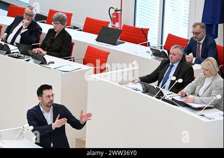 Potsdam, Deutschland. März 2024. Der Abgeordnete Dennis Hohloch spricht bei der Plenarsitzung des Landtags Brandenburg. Quelle: Jens Kalaene/dpa/Alamy Live News Stockfoto