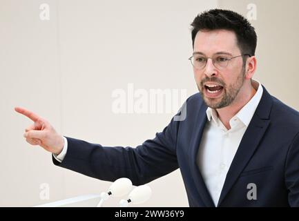 Potsdam, Deutschland. März 2024. Abgeordneter Dennis Hohloch (AfD) spricht auf der Plenarsitzung des brandenburgischen landtags. Quelle: Jens Kalaene/dpa/Alamy Live News Stockfoto