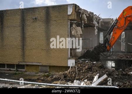 Abbruchstelle (Schutt, schwere Maschinen, Baurückbau, kontrollierter Einsturz, leere Hülle) - Baildon Library, West Yorkshire, England, Großbritannien. Stockfoto