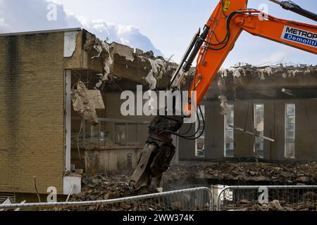 Abbruchstelle (Schutt, schwere Maschinen, Baurückbau, kontrollierter Einsturz, leere Hülle) - Baildon Library, West Yorkshire, England, Großbritannien. Stockfoto