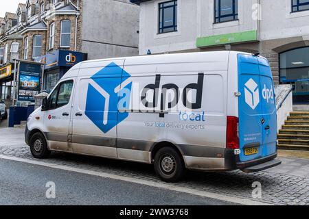 Ein DPD-Lieferwagen parkt im Stadtzentrum von Newquay in Cornwall, Großbritannien. Stockfoto