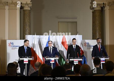 Prag, Tschechische Republik. März 2024. Die Sitzung der Außenminister der Visegrad-Gruppe (Tschechien, Slowakei, Ungarn, Polen) fand am 21. März 2024 in Prag (Tschechische Republik) statt. Auf dem Foto sind die Minister (L-R) Radoslaw Sikorski aus Polen, Jan Lipavsky aus der Tschechischen Republik, Peter Szijjarto aus Ungarn und Juraj Blanar aus der Slowakei während der Pressekonferenz nach dem Treffen zu sehen. Quelle: Michal Kamaryt/CTK Photo/Alamy Live News Stockfoto