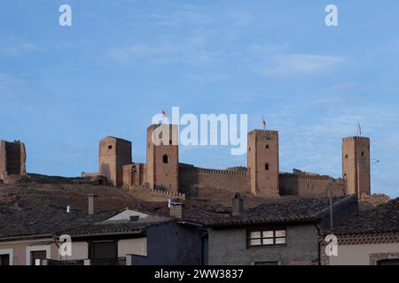 Das antike Schloss mit hohen Türmen überblickt eine moderne Stadt mit architektonischem Kontrast und historischer Erhaltung Stockfoto