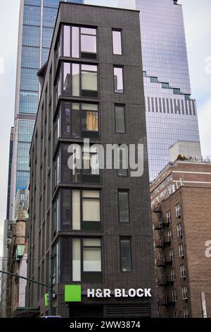 New York, NY, USA - 21. März 2024: H R Block Building in New York. Es ist ein dunkles, modernes Gebäude, das sich im Vordergrund eines urbanen A abhebt Stockfoto