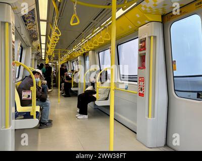 Innenraum eines U-Bahn-Autos der Taipei Metro Yellow Line in Taipei, Taiwan. Stockfoto