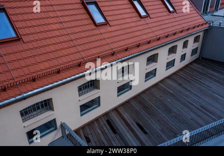 Wismar, Deutschland. März 2024. Vergitterte Hotelzimmerfenster werden im ehemaligen Jugendgefängnis nach der Umwandlung in das Hostel „das Kittchen“ erhalten bleiben und bieten einen außergewöhnlichen Ausblick. (Aus der Luft mit einer Drohne) ab dem Sommer bietet ein Hostel im Stadtzentrum eine besondere Art von Übernachtung. Das 2008 stillgelegte Werk wird derzeit zu Kosten von rund 3,5 Millionen Euro renoviert. In 31 Zimmern sind rund 100 Betten geplant. Einige der Hotelzimmer sind ehemalige Gefängniszellen - das kleinste Maß zwei von Thre Credit: dpa/Alamy Live News Stockfoto