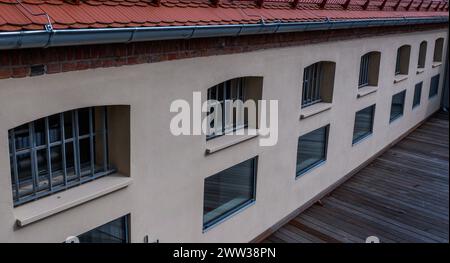 Wismar, Deutschland. März 2024. Vergitterte Hotelzimmerfenster werden im ehemaligen Jugendgefängnis nach der Umwandlung in das Hostel „das Kittchen“ erhalten bleiben und bieten einen außergewöhnlichen Ausblick. (Aus der Luft mit einer Drohne) ab dem Sommer bietet ein Hostel im Stadtzentrum eine besondere Art von Übernachtung. Das 2008 stillgelegte Werk wird derzeit zu Kosten von rund 3,5 Millionen Euro renoviert. In 31 Zimmern sind rund 100 Betten geplant. Einige der Hotelzimmer sind ehemalige Gefängniszellen - das kleinste Maß zwei von Thre Credit: dpa/Alamy Live News Stockfoto