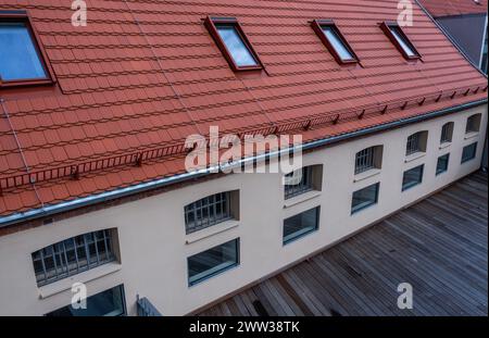 Wismar, Deutschland. März 2024. Vergitterte Hotelzimmerfenster werden im ehemaligen Jugendgefängnis nach der Umwandlung in das Hostel „das Kittchen“ erhalten bleiben und bieten einen außergewöhnlichen Ausblick. (Aus der Luft mit einer Drohne) ab dem Sommer bietet ein Hostel im Stadtzentrum eine besondere Art von Übernachtung. Das 2008 stillgelegte Werk wird derzeit zu Kosten von rund 3,5 Millionen Euro renoviert. In 31 Zimmern sind rund 100 Betten geplant. Einige der Hotelzimmer sind ehemalige Gefängniszellen - das kleinste Maß zwei von Thre Credit: dpa/Alamy Live News Stockfoto