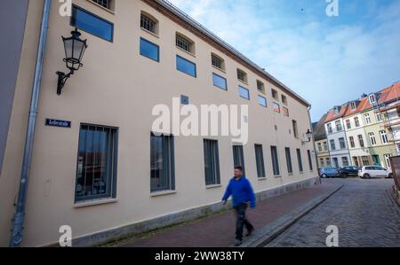 Wismar, Deutschland. März 2024. Die vergitterten Hotelzimmerfenster werden im ehemaligen Jugendgefängnis erhalten bleiben, nachdem sie in das Hostel „das Kittchen“ umgewandelt wurden und eine außergewöhnliche Aussicht bieten. Ab dem Sommer bietet ein Hostel im Stadtzentrum eine besondere Art von Übernachtung. Die 2008 stillgelegte Anlage wird derzeit zu Kosten von rund 3,5 Millionen Euro umgebaut. In 31 Zimmern sind rund 100 Betten geplant. Einige der Hotelzimmer sind ehemalige Gefängniszellen - die kleinste misst zweimal dreieinhalb Meter. Mit doppeltem Guthaben: dpa/Alamy Live News Stockfoto