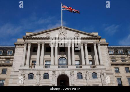 London, Großbritannien. März 2024. Bank of England in der City of London. Die Bank of England wird am 21. März eine Zinsentscheidung bekanntgeben, die trotz sinkender Inflation voraussichtlich bei 5,25 Prozent liegen wird. Die britische Inflation ist auf 3,4 Prozent gefallen, die niedrigste seit September 2021 Credit: Mark Thomas/Alamy Live News Stockfoto