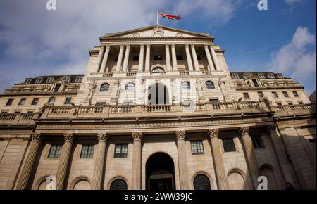 London, Großbritannien. März 2024. Bank of England in der City of London. Die Bank of England wird am 21. März eine Zinsentscheidung bekanntgeben, die trotz sinkender Inflation voraussichtlich bei 5,25 Prozent liegen wird. Die britische Inflation ist auf 3,4 Prozent gefallen, die niedrigste seit September 2021 Credit: Mark Thomas/Alamy Live News Stockfoto