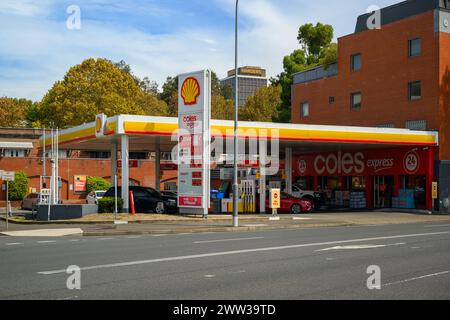 Eine Tankstelle von Shell Australia mit einem Convenience Store von Coles Express, Sydney, Australien Stockfoto