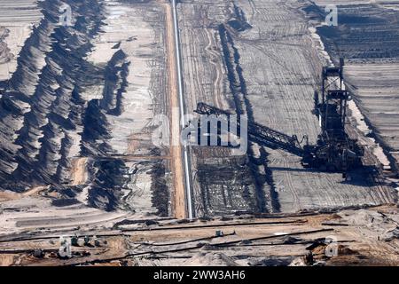 Der Tagebau Hambach gesehen von einem Aussichtspunkt aus. Hier arbeitet Braunkohlebagger des Energiekonzerns RWE, um Kohle aus dem Boden zu fördern. Der Tagebau Hambach ist die größte Braunkohlegrube Europas. Ab 2030 soll der Tagebau geflutet werden. Themenbild, Symbolbild Berrendorf, 20.03.2024 NRW Deutschland *** der Tagebau Hambach von einem Aussichtspunkt aus gesehen arbeiten hier Braunkohlebagger des Energieunternehmens RWE, um Kohle aus dem Boden zu gewinnen der Tagebau Hambach ist das größte Braunkohlebergwerk Europas der Tagebau soll ab 2030 geflutet werden Abbildung, symbolische ima Stockfoto