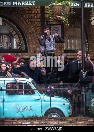 Der britische Star Yungblud kündigte sein eigenes Musikfestival Bludfest (Milton Keynes) bei einem geheimen Auftritt in Camden Town (London) an. Stockfoto