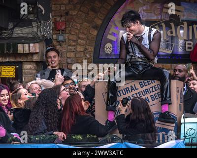 Der britische Star Yungblud kündigte sein eigenes Musikfestival Bludfest (Milton Keynes) bei einem geheimen Auftritt in Camden Town (London) an. Stockfoto