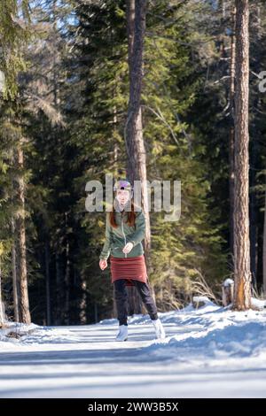 Eisläufer, Eisweg durch den Wald, Sur EN, geschickt in der Nähe von Scuol, Engadin, Schweiz Stockfoto