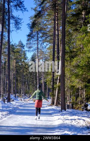 Eisläufer, Eisweg durch den Wald, Sur EN, geschickt in der Nähe von Scuol, Engadin, Schweiz Stockfoto